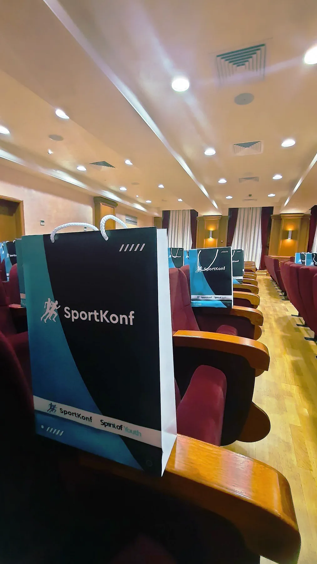 SportKonf poklon kese pripremljene na sedištima konferencijske sale